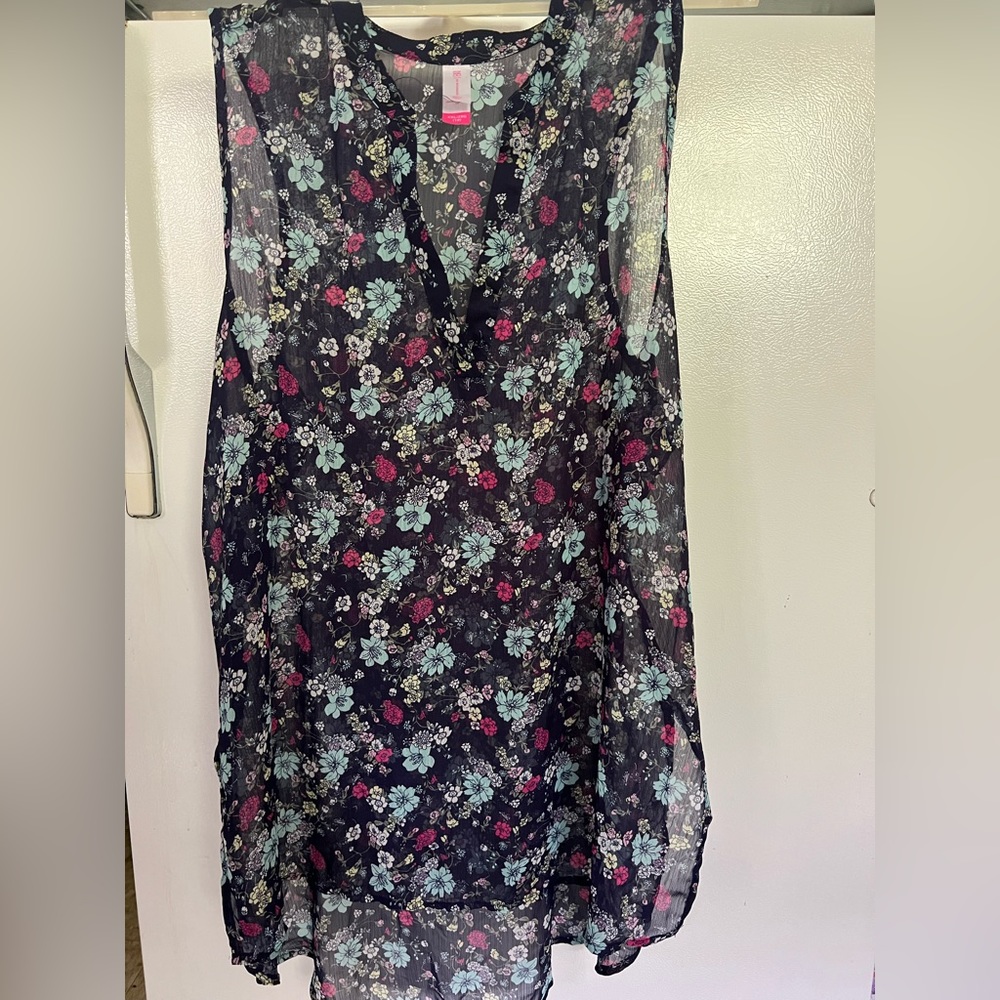 Sheer sleeveless tunic  cut longer in the back very good condition